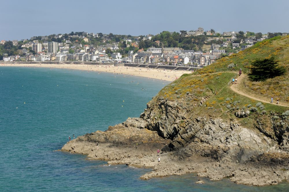 un sentier, promenade avec la station balneaire